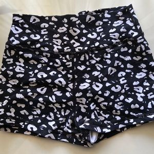 MN HIGH WAIST SCRUNCH SHORTS BLACK LEOPARD